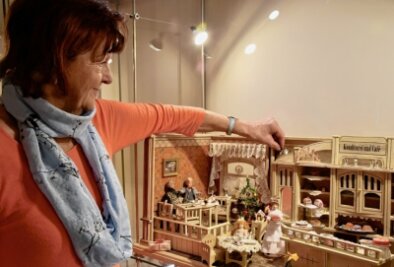 Pleißaerin lädt zu Besuch in ihre Mini-Welten - Sammlerin Elke Kramer ist hier vor einer Mini-Konditorei zu sehen. Die ehemalige Konditorin liebt es, handwerklich kreativ zu sein und sich mit feinen Details zu beschäftigen.