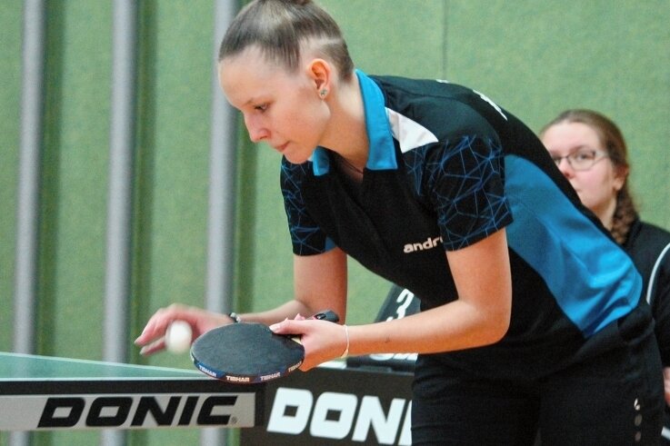 Gut in Form: HSG-Talent Anne Pintaske, hier beim Spiel in Altmittweida, gewann alle ihre Einzel und steuerte zwei Punkte zum Auswärtssieg in Heinsdorfergrund bei. 