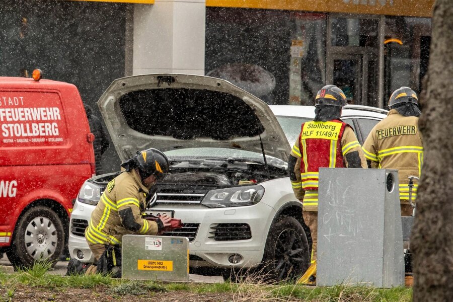 Plötzlich fängt ein Auto an einer Tankstelle in Stollberg Feuer - Die Feuerwehr kümmerte sich an der Tankstelle um das bereits gelöschte Auto.