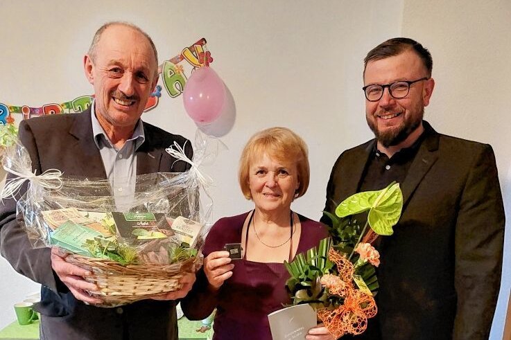 Plötzlich selbst im Mittelpunkt - Bernd Schönfeld (l.), der Vereinschef des SSV Königshain-Wiederau sowie KSB-Geschäftsführer Benjamin Kahlert gratulierten in der vergangenen Woche Birgit Liebers persönlich. Dabei hatten sie die silberne Ehrennadel mit dabei. 