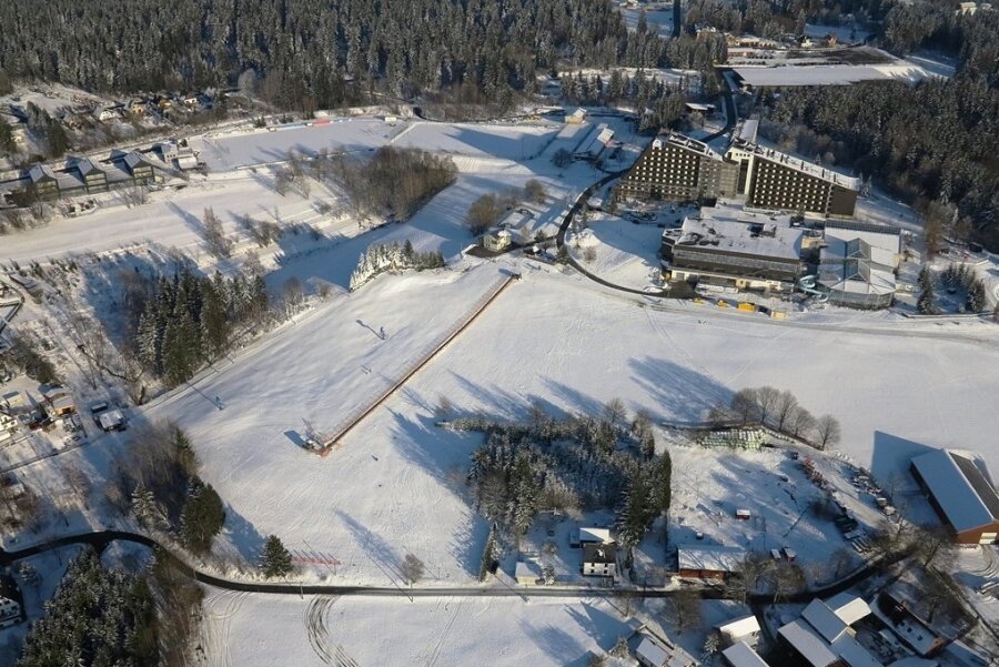 Plötzlich wieder Gäste: Hotels im oberen Vogtland erleben Winterferien-Boom - Blick auf den Ifa Schöneck Hotel und Ferienpark aus luftiger Höhe.