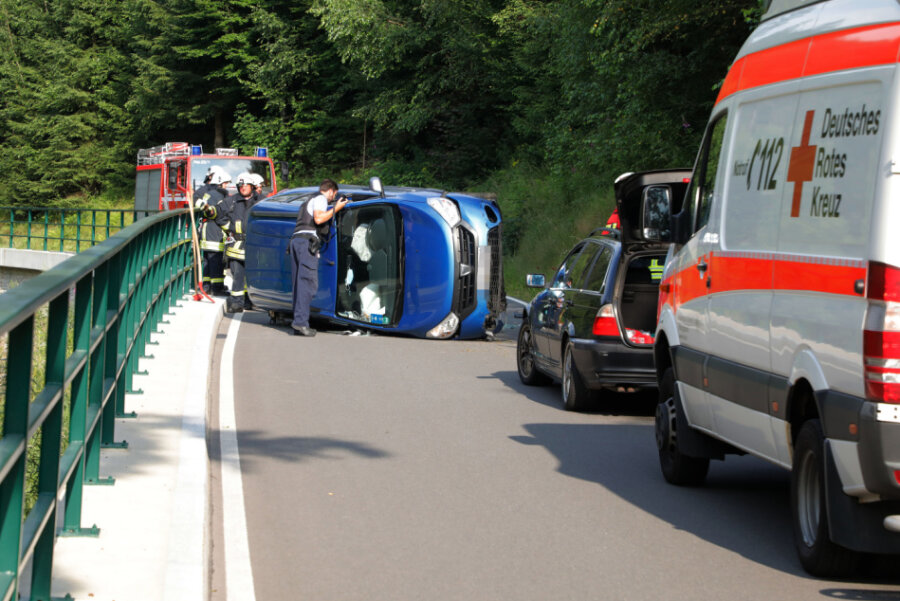 Pobershau: Dacia überschlägt sich - Bei dem Unfall waren Polizei, Rettungsdienst und Feuerwehr im Einsatz.