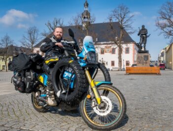 Pobershauer zu Weltreise aufgebrochen - Sebastian Meyer startete am Montagvormittag mit seinem vollgepackten Motorrad auf dem Marienberger Markt in das Abenteuer seines Lebens. 