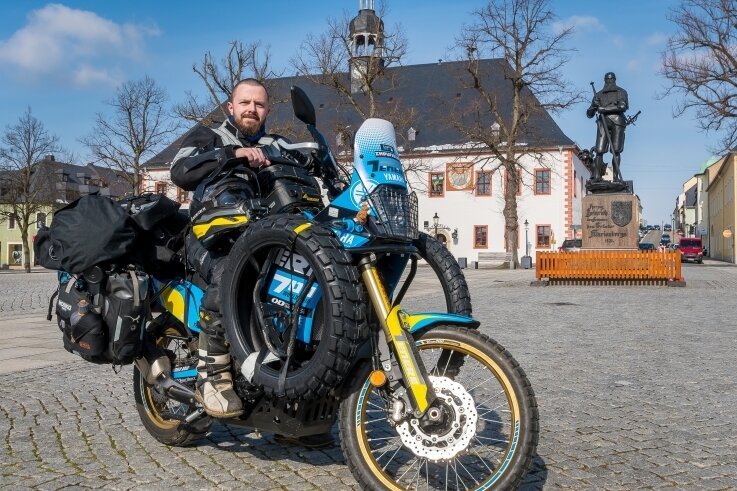 Sebastian Meyer startete am Montagvormittag mit seinem vollgepackten Motorrad auf dem Marienberger Markt in das Abenteuer seines Lebens. 