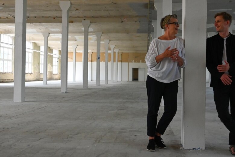 Die Polin Agnieszka Kubicka-Dzieduszycka ist Kuratorin der Pochen-Biennale. Gemeinsam mit Projektleiter Benjamin Gruner freut sie sich darauf, eine ganze Etage im Wirkbau mit Medienkunst zu füllen. 