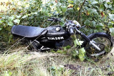 Pockau: Kollision mit Lkw - 16-Jähriger Simson-Fahrer schwer verletzt - 