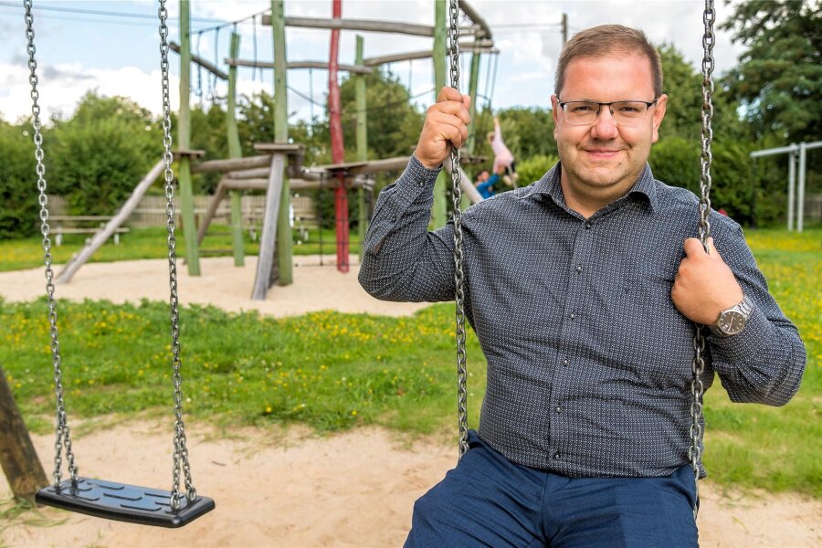 Pockau-Lengefeld: Bürgermeisterkandidat setzt auf Miteinander und Transparenz - Sebastian Bräuer auf dem Spielplatz in Reifland. Der Ortsteil ist für ihn ein super Beispiel dafür, wie auch kleine Dörfer attraktiv sein können.