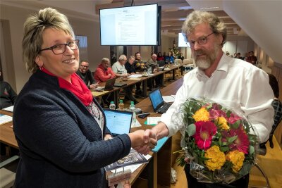 Pockau-Lengefeld: Ein Büchlein, Badezusatz und ein Wichtel für die neu gewählte Bürgermeisterin - Nachdem Steffen Haugk die Vereidigung der neuen Bürgermeisterin vorgenommen hatte, gab es Blumen für Elke Schmieder.