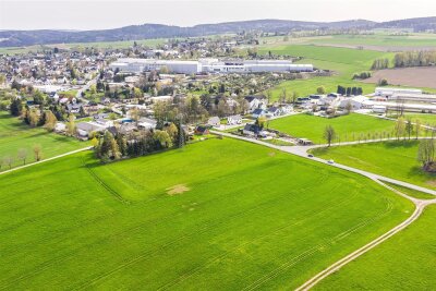 Pockau-Lengefeld: Größter Arbeitgeber plant großen Solarpark - Auf dieser Fläche im Vordergrund soll das Solarprojekt der Lengefelder Firma AIM (im Hintergrund) umgesetzt werden.