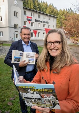 Pockau-Lengefeld im Wandel der Zeit - Ingolf Wappler und Romy Klotz mit ihrem Buch, in dem es um Gebäude in Pockau-Lengefeld, unter anderem die Strobel-Mühle, geht. 
