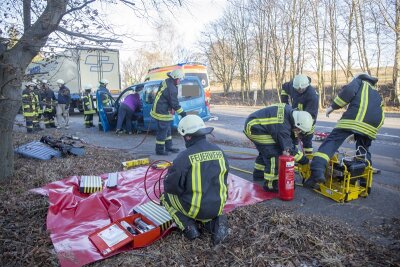 Pockau-Lengefeld: Mann in Wrack eingeklemmt - Mehr als zehn Feuerwehrkameraden befreiten einen Fahrer aus seinem Auto.
