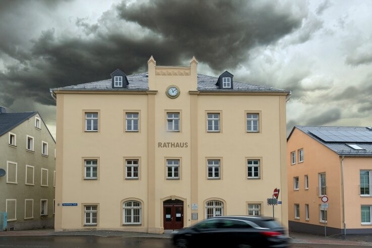 Wieder einmal dunkle Wolken über dem Rathaus in Lengefeld: Die Stadt muss sparen.
