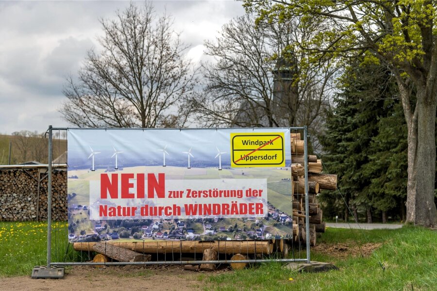 Pockau-Lengefeld: Warum der Stadtrat den Beschluss zum Windkraftprojekt in Lippersdorf noch einmal gefasst hat - Mit Bannern wie diesem wird etwa am Ortseingang von Lippersdorf gegen den geplanten Windpark mobil gemacht.