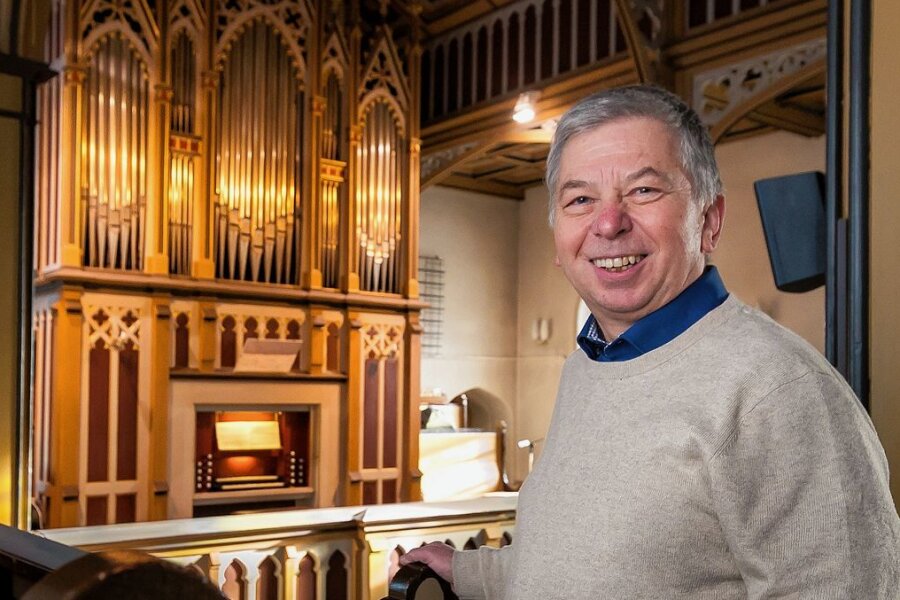 Pockau-Lengefelder Kantor: Warum eine Absage am Ende doch noch zum Segen wurde - Den Kirchenschlüssel möchte Thomas Müller noch behalten, damit er weiterhin auf seiner Orgel spielen kann.