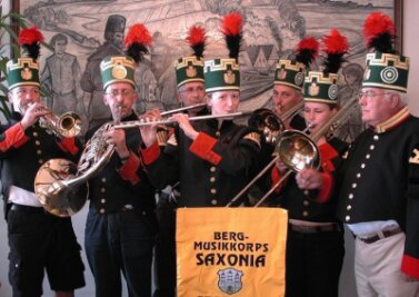 Podium für Freiberger Popstar - 
              <p class="artikelinhalt">Mitglieder des Bergmusikkorps Saxonia probten am Donnerstag unter Leitung von Helmut Göhler (r.) für das Bergstadtfest.</p>
            