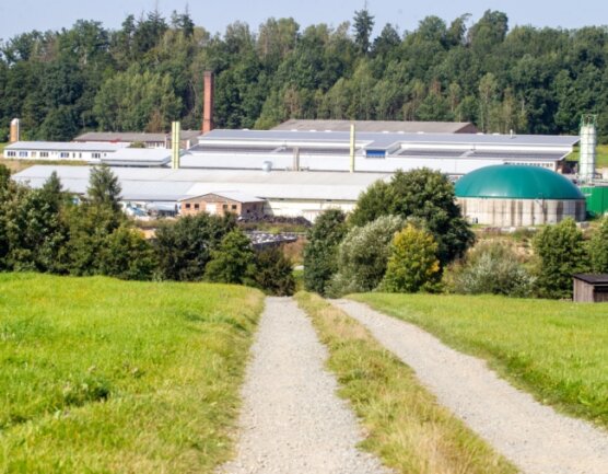 Ein bisschen "Black Box": Der Technologiepark Helmsgrün entstand aus der ehemaligen Milchviehanlage heraus. Das Fraunhofer-Institut Dresden hatte dort ein Bioenergie-Projekt groß angekündigt und später einschlafen lassen. Die problematische Biogasanlage (rechts im Bild) erlebte bereits mehrere Betreiberwechsel. 
