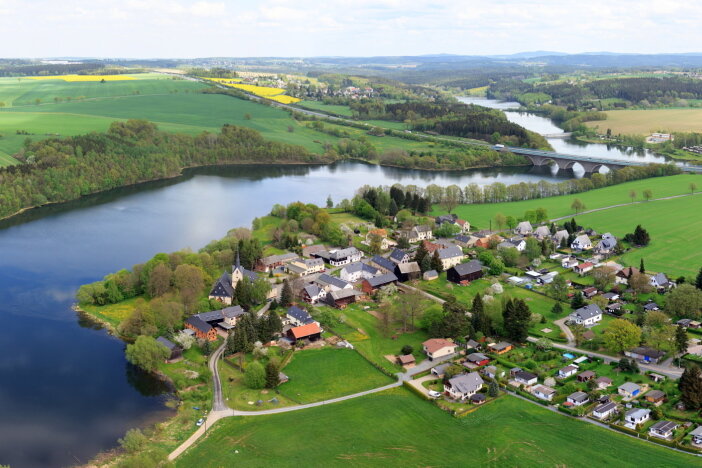 Luftaufnahme der Talsperre Pöhl, im Vordergrund Altensalz.