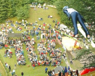 Pöhla dient Welt-Elite als Sprungbrett - 2005: Damals wagten sich 32 Starterinnen in Pöhla über den Bakken, bestaunt und angefeuert von vielen Zuschauern. 
