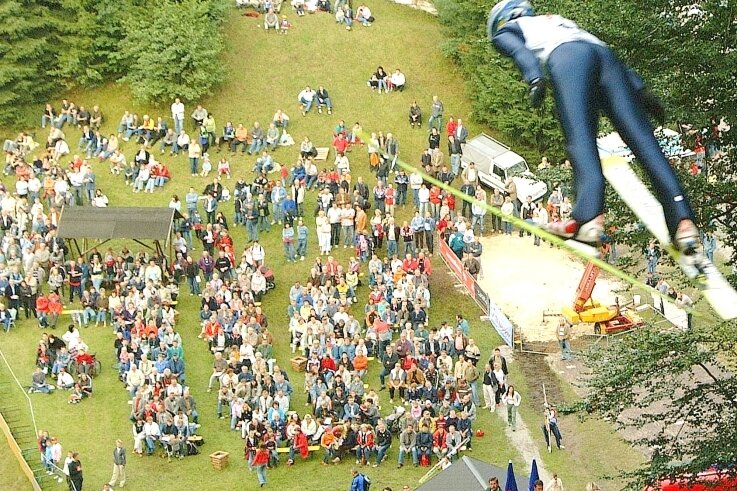 2005: Damals wagten sich 32 Starterinnen in Pöhla über den Bakken, bestaunt und angefeuert von vielen Zuschauern. 
