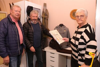 Pöhlaer Verein erweitert Ausstellung zur Sportgeschichte - Karl-Heinz Ullmann, Günter Sommer und Liane Georgi haben den Umbau der Ausstellung unterstützt.