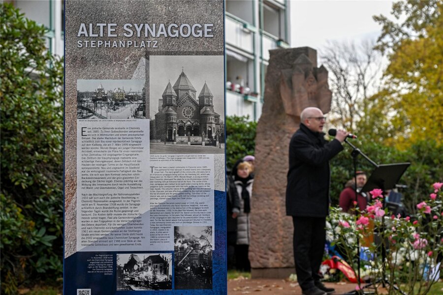 Pogromnacht: Chemnitz gedenkt der Opfer von damals – und heute - Oberbürgermeister Sven Schulze bei seiner Rede am Standort der ehemaligen Synagoge. Daneben die neue Stele als Erinnerung an das alte Gotteshaus.