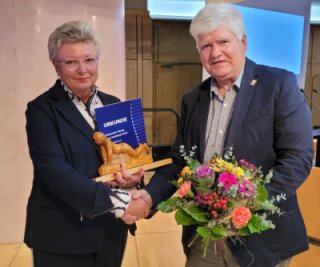 Pokal für Sportförderer - Werner Beuschel, Vorsitzender der DOG-Stadtgruppe Zwickau, übergibt die Trophäe an Huster-Geschäftsführerin Ulla Reichel. 