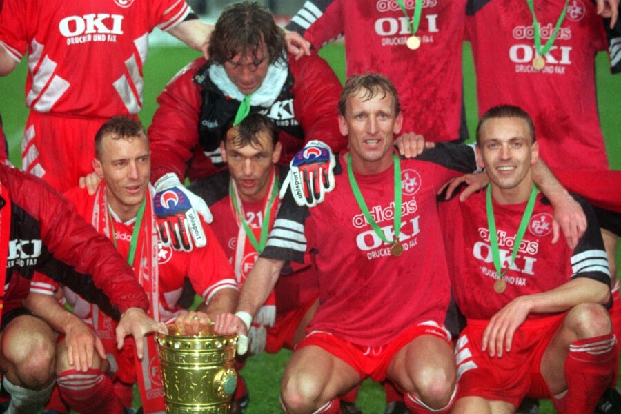 Pokal-Highlights des FCK: Triumph 1996 als Absteiger - 1996 reiste Kaiserslautern, eine Woche zuvor zum ersten Mal aus der Bundesliga abgestiegen, als Außenseiter in die Hauptstadt und gewann den Pokal.