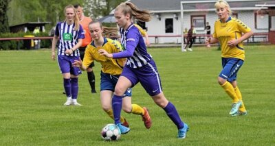 Pokalduell wiederholt sich in der Liga - Melanie Hähnel (am Ball) und die Landesligafußballerinnen des FC Erzgebirge Aue starten am Sonntag in Heidenau in die neue Saison. 