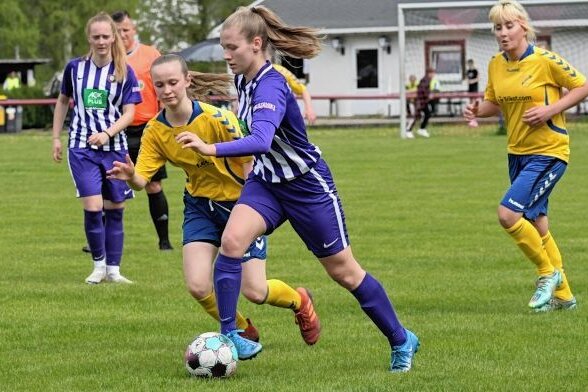 Pokalduell wiederholt sich in der Liga - Melanie Hähnel (am Ball) und die Landesligafußballerinnen des FC Erzgebirge Aue starten am Sonntag in Heidenau in die neue Saison. 