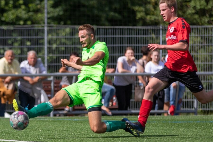 Langes Bein und rein: Tom Dörner stellte mit dem 2:0 die Weichen für den Werdauer Sieg im Kreispokalfinale. Dustin Beetz vom SV Heinrichsort/Rödlitz kann den Treffer nicht verhindern. 