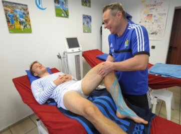 Pokalheld hofft auf erneute Sensation - Spaß muss auch auf der Massagebank sein. Olaf Renn bei der Behandlung von CFC-Mittelfeldspieler Fabian Stenzel.