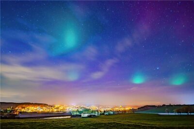 Polarlicht über Marienberg mit bloßem Auge sichtbar - Ein Polarlicht wie grün aufleuchtende Wolken. 