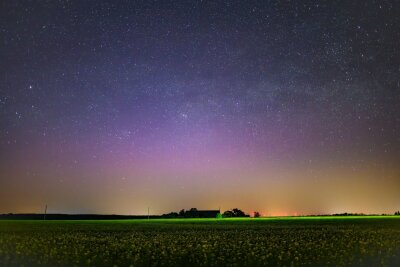 Polarlichter bringen Deutschlands Nachthimmel zum Leuchten - Lila leuchtet ein Polarlicht am Nachthimmel im Landkreis Märkisch-Oderland in Ostbrandenburg.