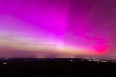 Polarlichter bringen Deutschlands Nachthimmel zum Leuchten - Ganz in Pink: Polarlichter am nächtlichen Himmel bei Treisberg im hessischen Hochtaunuskreis.