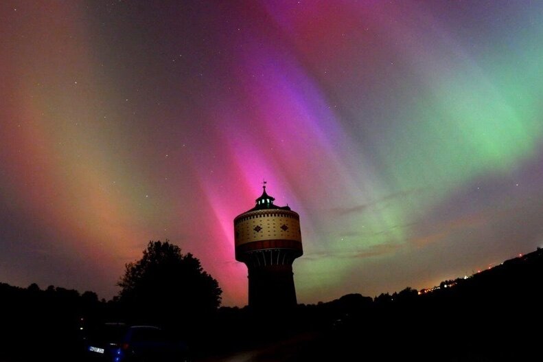 Polarlichter über Sachsen: So schön sahen die Lichter in der Nacht über der Region aus - Diese beeindruckende Aufnahme von bunten Polarlichtern über dem Wasserturm von Mittweida ist Gerold Riedl in der Nacht zu Samstag gelungen.