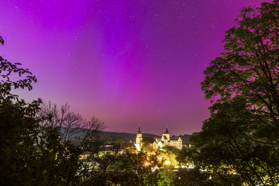 Polarlichter über Sachsen: So schön sahen die Lichter in der Nacht über der Region aus - Polarlichter färbten in der Nacht den Himmel über dem Ensemble Schloss und Georgenkirche in Schwarzenberg in ein rosa-rotes Licht.
