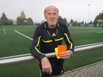 "Poldi" und der Videobeweis: Wie ein 87-jähriger Fußball-Schiedsrichter aus Zwickau seine eigene Variante entwickelt hat - Kurt Müller hat schon über 4000 Spiele geleitet. 