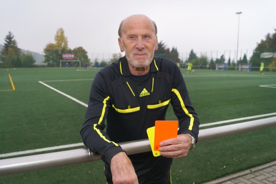 "Poldi" und der Videobeweis: Wie ein 87-jähriger Fußball-Schiedsrichter aus Zwickau seine eigene Variante entwickelt hat - Kurt Müller hat schon über 4000 Spiele geleitet. 