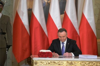 Polen hebt Etat für Militär kräftig an - Polens Präsident Andrzej Duda unterschreibt das neue Verteidigungsgesetz. Es sieht mehr Geld für Militärausgaben vor und ermöglicht mehr Soldaten. 