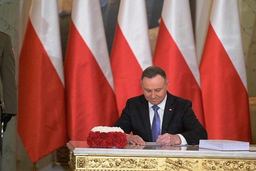 Polens Präsident Andrzej Duda unterschreibt das neue Verteidigungsgesetz. Es sieht mehr Geld für Militärausgaben vor und ermöglicht mehr Soldaten. 