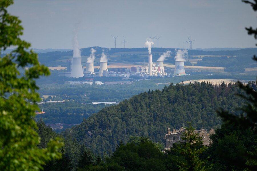 Polen scheitert vor EU-Gericht bei Zwangsgeld wegen Bergwerk - Blick auf das Braunkohle-Großkraftwerk Turów nördlich des Tagebaus Turow.