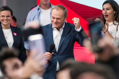 Polen-Wahl: Opposition glaubt an Sieg, EU schöpft Hoffnung - So hat sich wohl noch kein Oppositionsführer über einen 2. Platz gefreut: Donald Tusk am Wahlabend in Warschau im Kreise seiner Mitarbeiter und Anhänger. 