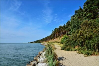 Polens Norden entdecken - Die Frische Nehrung ganz im Nordosten Polens ist ein langer schmaler Zipfel Sandland, bedeckt von wohlriechendem Kiefernwald. Er trennt das Frische Haff (im Bild) von der Ostsee. 