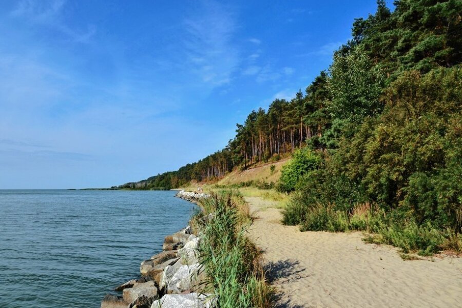 Die Frische Nehrung ganz im Nordosten Polens ist ein langer schmaler Zipfel Sandland, bedeckt von wohlriechendem Kiefernwald. Er trennt das Frische Haff (im Bild) von der Ostsee. 