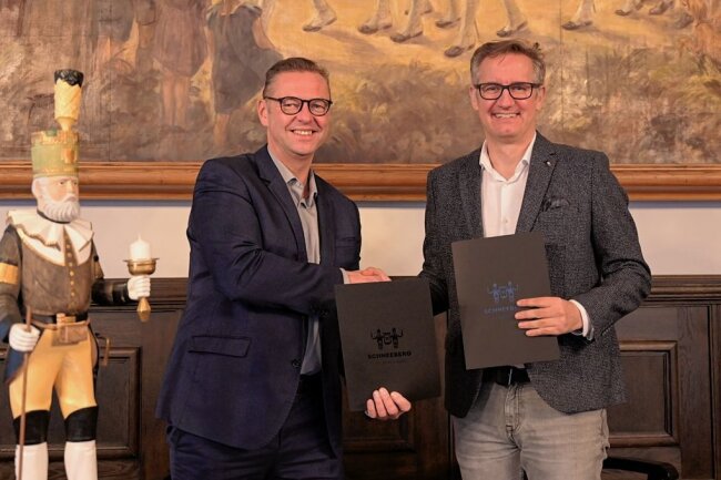 Poliklinik Chemnitz schließt nach BAK-Insolvenz Mietvertrag mit Schneeberg - Schneebergs Bürgermeister Ingo Seifert (li.) und Thomas Hohlfeld, Geschäftsführer der Poliklinik gGmbH Chemnitz haben einen langfristigen Mietvertrag unterzeichnet.