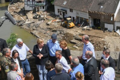 Politiker in Hochwassergebieten- weitere Unwetter in der Region - Die Kanzlerin im Krisenmodus: Angela Merkel (5. v. l.) und Malu Dreyer (6. v. r., SPD), Ministerpräsidentin von Rheinland-Pfalz, während ihres Besuches am Sonntag in den vom Hochwasser betroffenen Gebieten in Rheinland-Pfalz. 