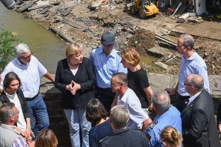 Die Kanzlerin im Krisenmodus: Angela Merkel (5. v. l.) und Malu Dreyer (6. v. r., SPD), Ministerpräsidentin von Rheinland-Pfalz, während ihres Besuches am Sonntag in den vom Hochwasser betroffenen Gebieten in Rheinland-Pfalz. 