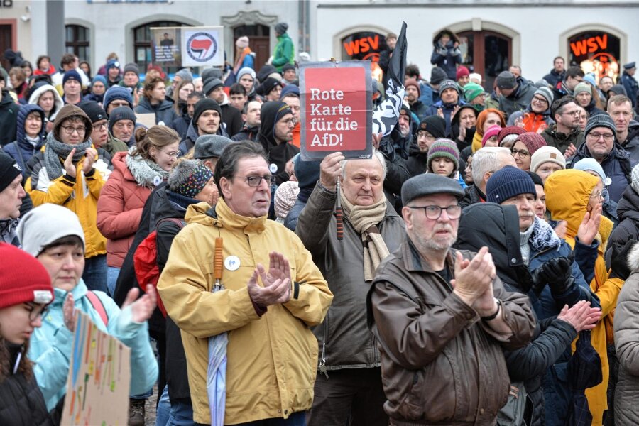 Politiker in Mittelsachsen: Warum nicht alle gegen Rechtsextremismus demonstrieren - Am vergangenen Sonntag demonstrierten mehrere hundert Menschen auf dem Freiberger Obermarkt gegen Rechtsextremismus.
