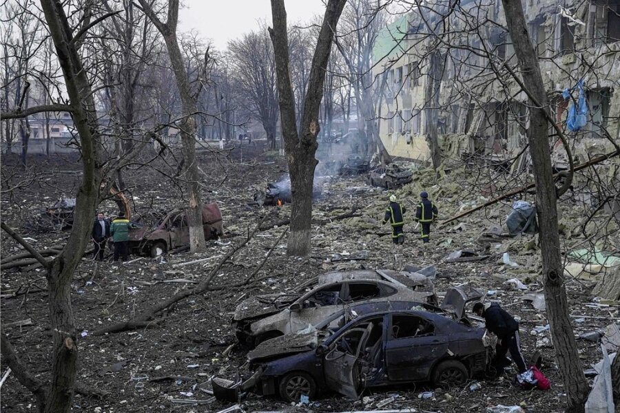 Die Wucht des russischen Angriffskrieges: Rettungskräfte bei einer durch einen Angriff beschädigten Geburtsklinik in Mariupol. 