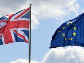 Politikwissenschaftler Tim Bale: "Wir haben 2016 den perfekten Sturm erlebt" - Der britische Union Jack neben der Fahne der EU.
